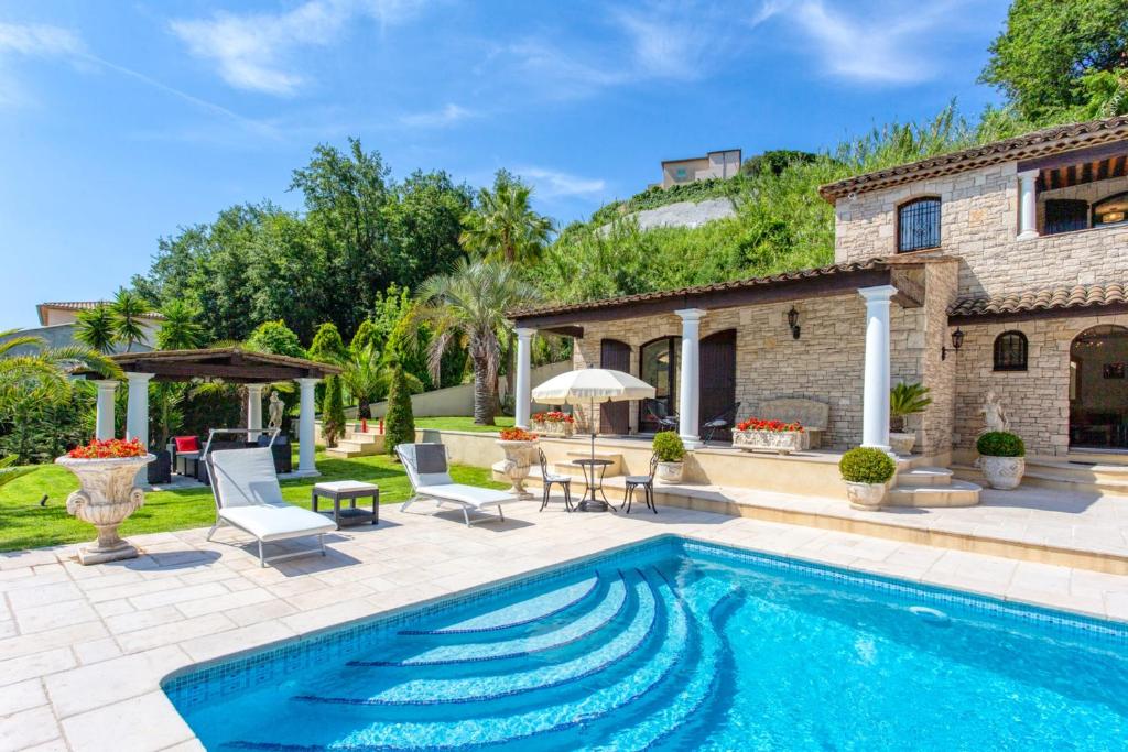 Villa Magnificent 5 stars villa with pool & open view in Cagnes-sur-Mer - Welkeys