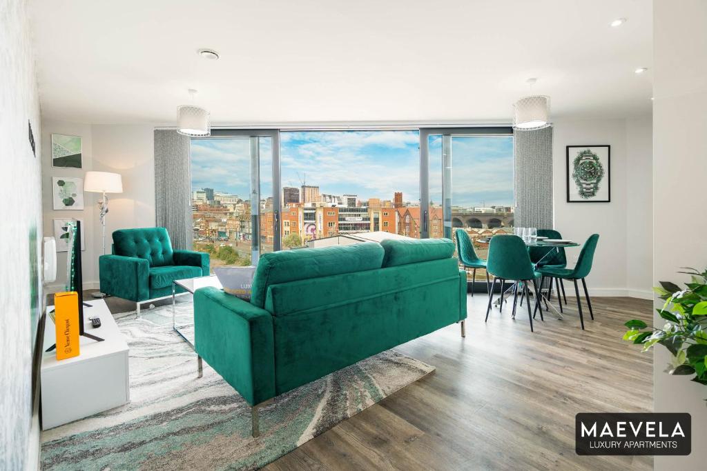 Apartamento MAEVELA Apartments - Luxury Top Floor Penthouse - With Parking - 2 Bedroom New Build Apartment ✪ City Centre, Digbeth ✓ With Huge Patio Sliding Doors - CITY VIEW - ROOFTOP TERRACE - PS4 & Smart TV's
