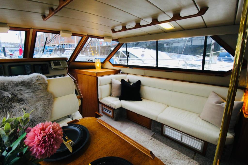 Barco Exceptional Yacht with two Bedrooms in West Wales