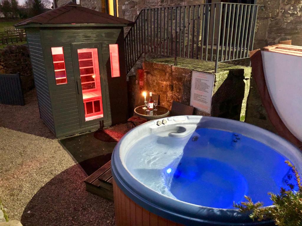 Casa o chalet Romantic Cottage private outdoor Hot Tub & Sauna Harthill Hall private hot tub 8am - 10pm plus private daily use of indoor pool and sauna 1 hour