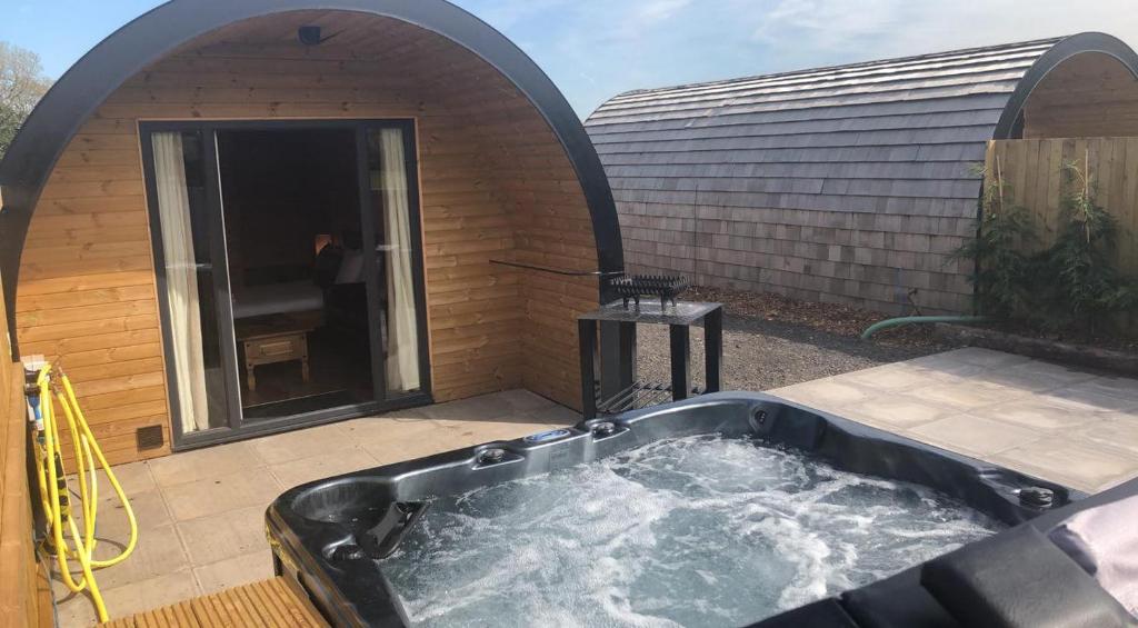 Hotel Superior glamping pod with hot tub
