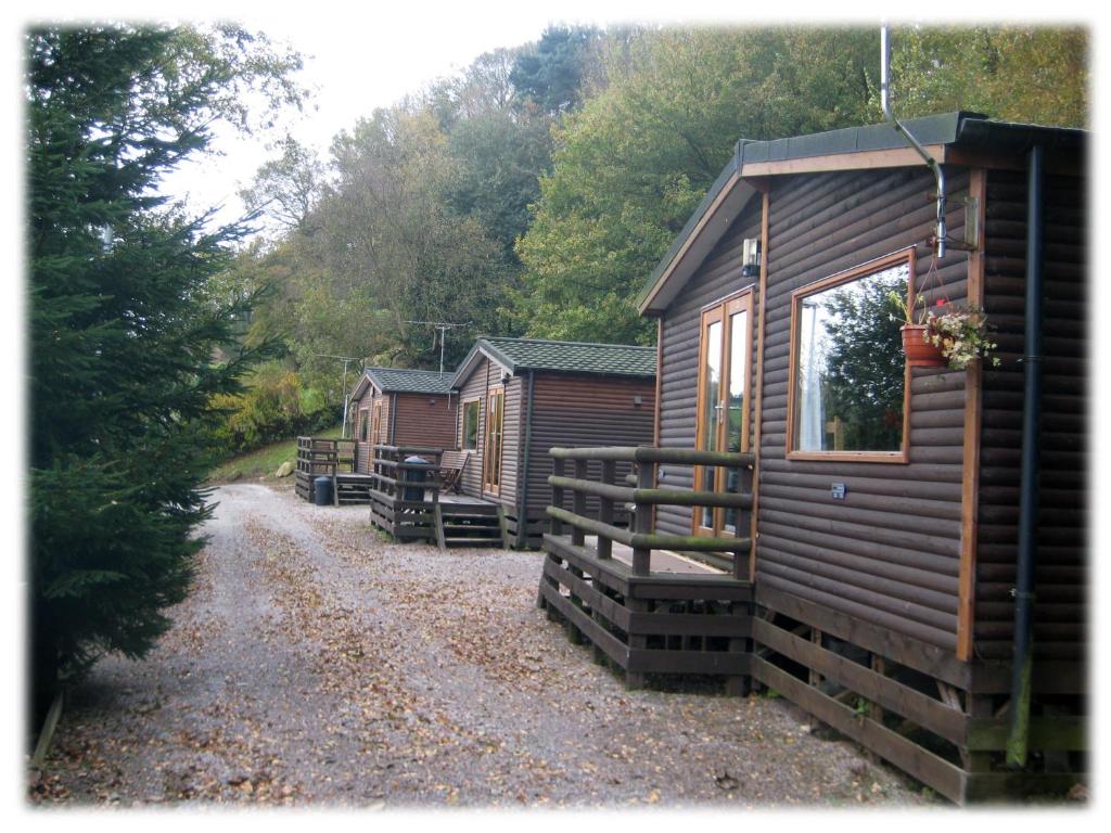 Lodge The Raddle Inn Log Cabins