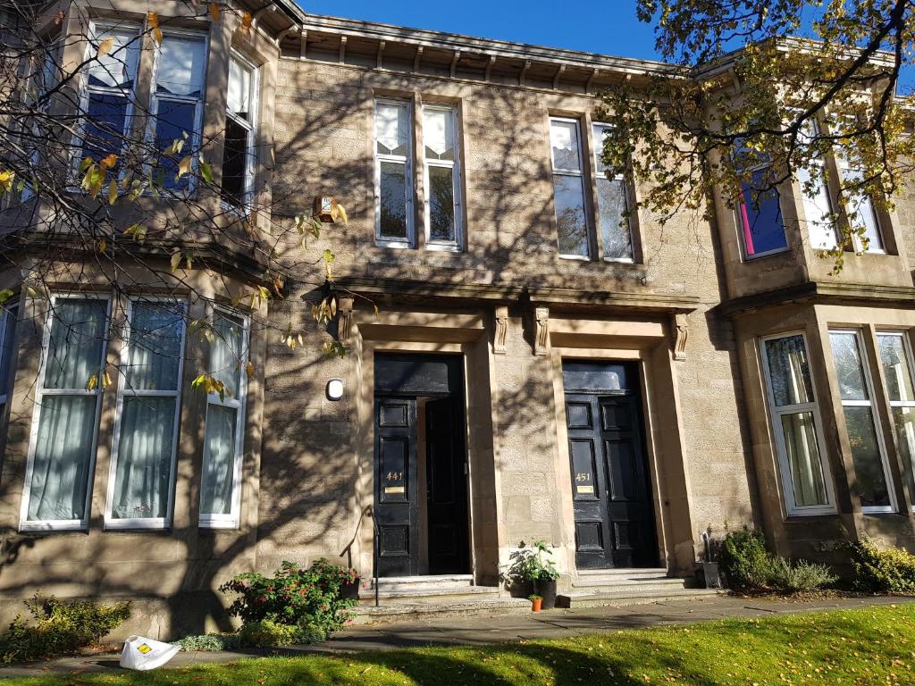 Apartamento Birchwood, elevated first floor, superior, spacious traditional 2 double room apartment, Glasgow. 10 min drive to city centre. Private secure parking space. Property set within beautiful Tollcross Park.. within