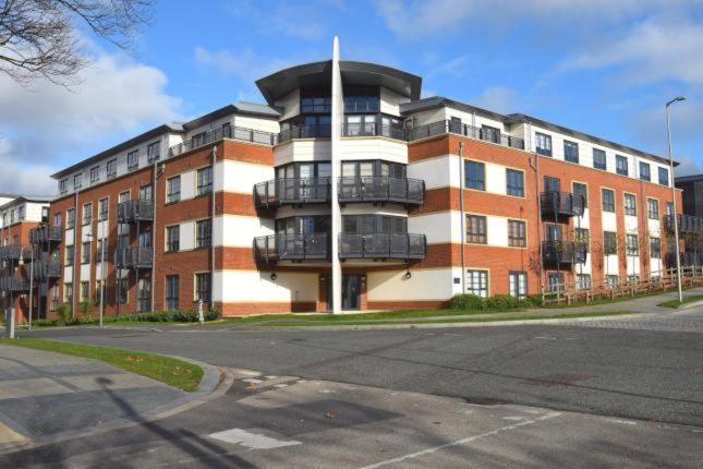 Apartamentos Blue Sky Apartments @Wallis Square, Farnborough