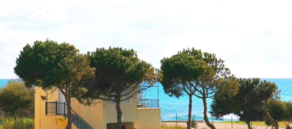 Apartahotel Romanos Beach Villas
