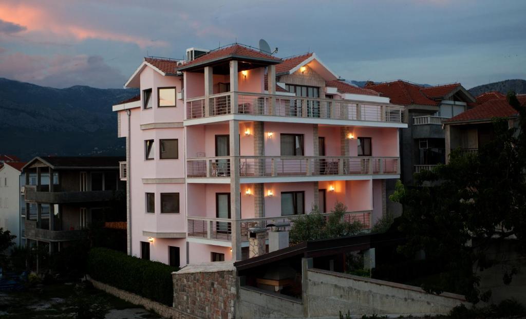 Apartamentos Apartments Cetina