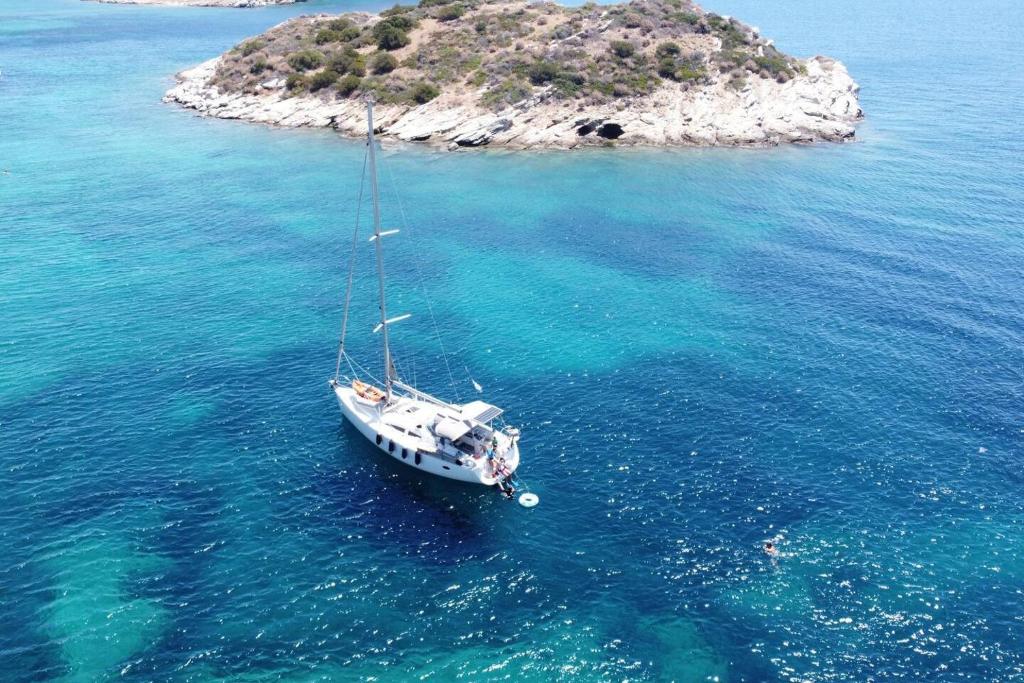 Villa Sailing Yacht by Owner Holidays to Greek islands