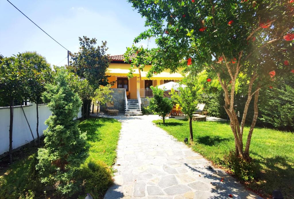 Villa The Yellow House w/private garden and BBQ