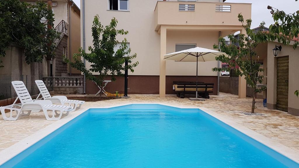 Apartamento Family friendly apartments with a swimming pool Zadar - 14933