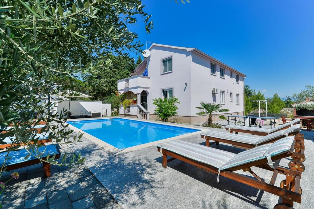 Apartamentos Family friendly apartments with a swimming pool Zadar - 18098