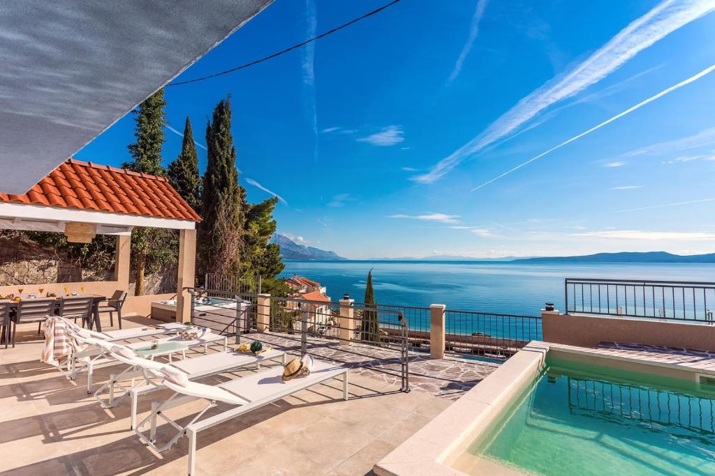 Villa Villa Perla Blu with 4 bedrooms, heated pool, jacuzzi, 50m from beach