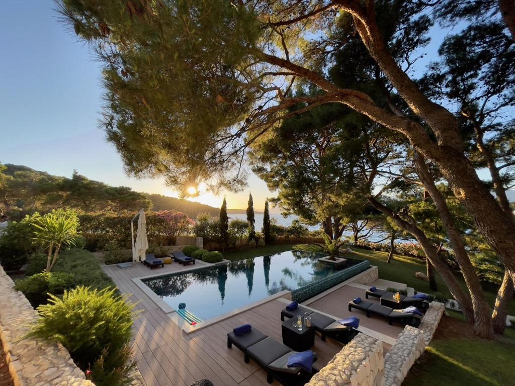 Villa Luxury Beachfront Villa Lilly with private pool