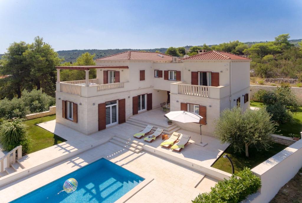 Villa Luxury Villa Perfecta Brac with private pool, gym and jacuzzi near the beach in Splitska on Brac island