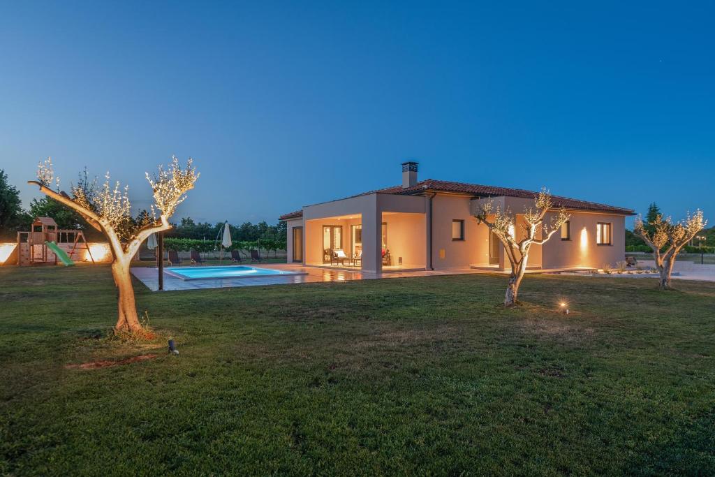 Villa Spacious New design Villa Vitis Vitae, private pool ,1400m2 garden , Central Istria