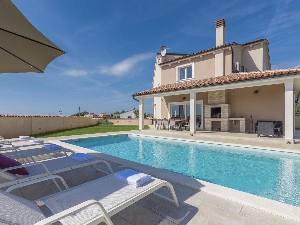 Villa Stylish Villa with pool and fenced garden,ideal for relaxing family holidays