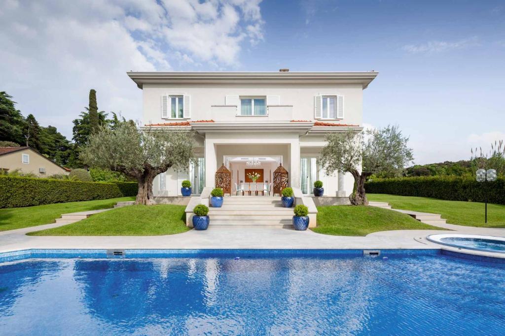 Villa Villa Nikole Prestige - Beautiful 5 bedroom Villa - Luscious Gardens with Sea View
