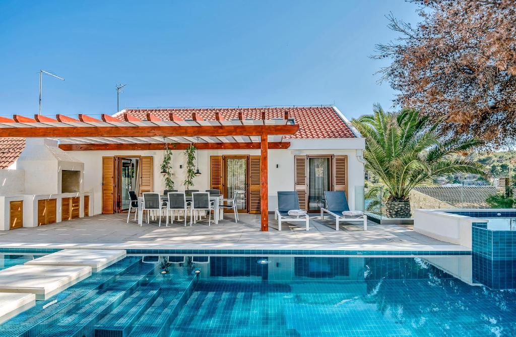Villas Luxury Seafront Villa Milna with private heated private pool, jacuzzi, sauna and gym by the sea on Brac island - Milna