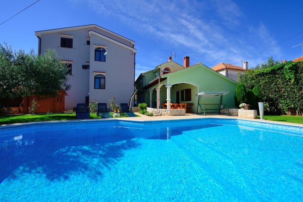 Apartamentos Family friendly apartments with a swimming pool Zadar - 16336
