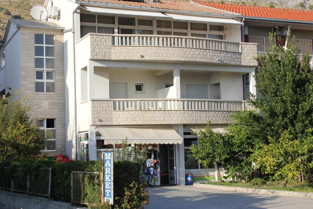 Apartamentos Omiš Duće sandy beach apartments Mare