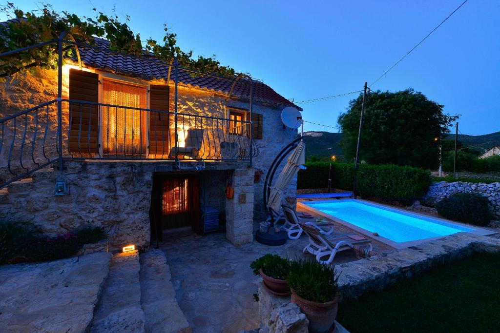 Villa Home Sweet Home traditional Dalmatian house with pool